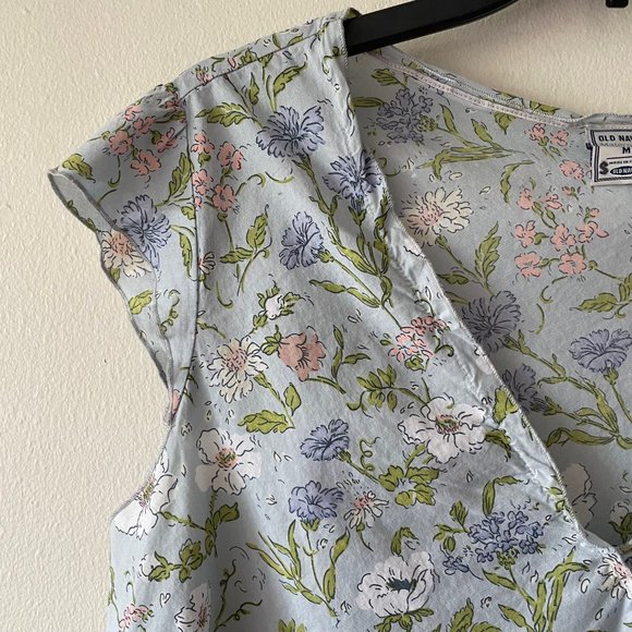 🔥 Old Navy | Maternity Light Blue Floral Spring/Summer Faux Wrap Top M - Picture 2 of 4
